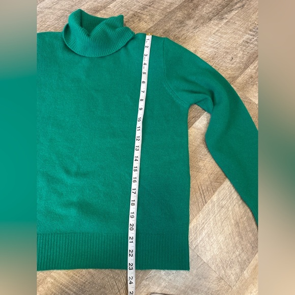 Newman  Marcus 100% Cashmere Green Turtleneck Sweater - Picture 7 of 8